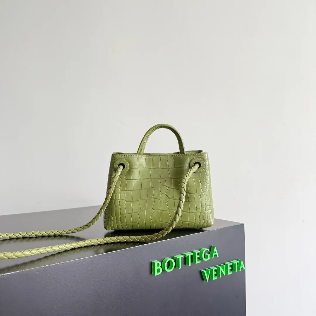Batch 2880 BOTTEGA VENETA crocodile leather mini andiamo is paired with a four-piece oak hardware set, making the entire bag more layered. As a classic model of the BV family, each innovation brings different surprises to fans. There are three ways to carry it with different makeup. Crocodile skin is called the gold in leather and is famous for its top luxury and rarity. During use, the luster of the crocodile skin will not fade or fade with time. No matter how long it is used, it will still remain new. And because each crocodile skin is different, the effect of each crocodile leather bag is different. Style number: 777614+wood hardware Size: 22*15.5*9cm